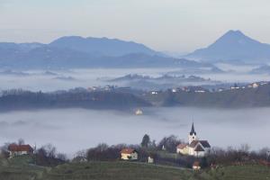 Pogled proti cerkvici sv. Ane